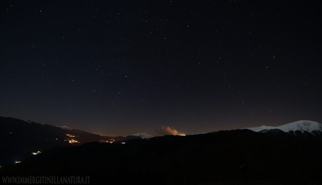 vista libro aperto night